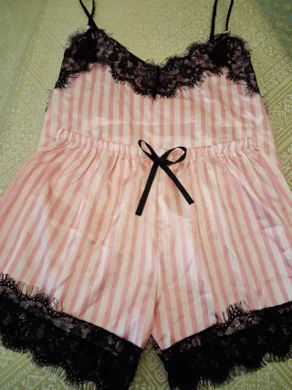 Pijama rayas rosa y negro encaje