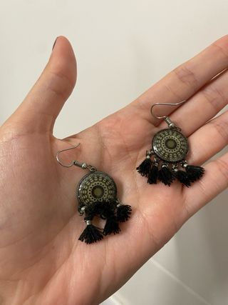 Pendientes con flecos negros y plateados