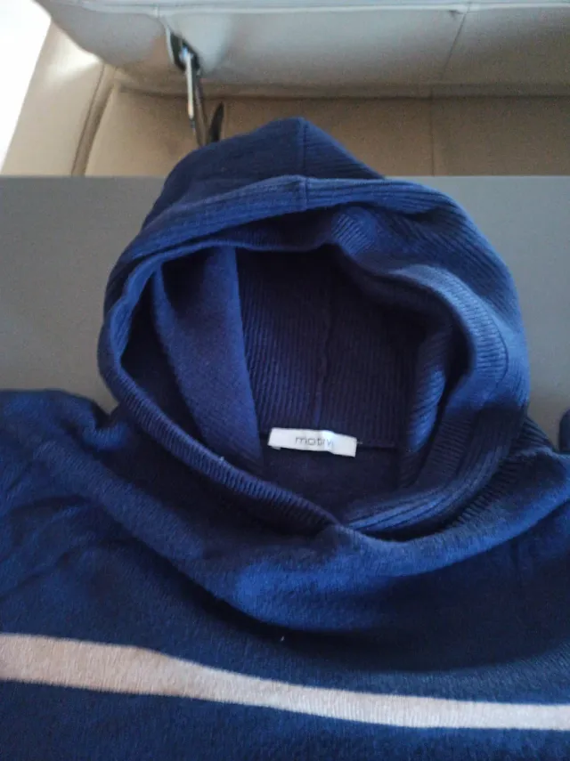 Maglione a righe blu e beige