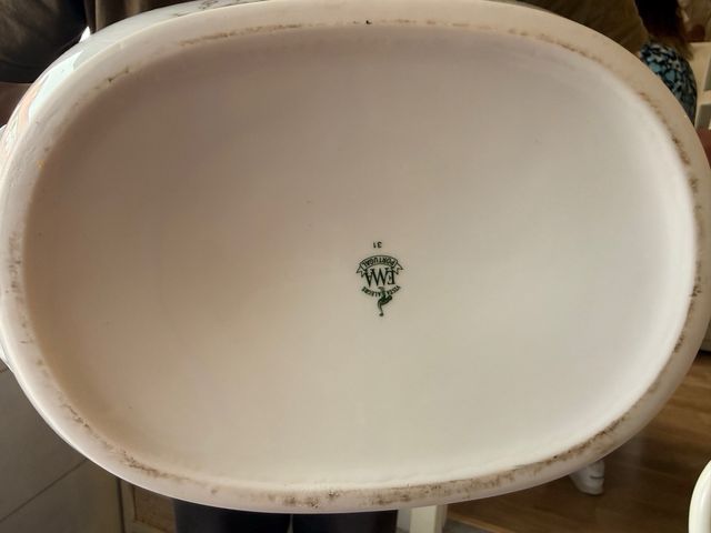 Sopera de porcelana con flores