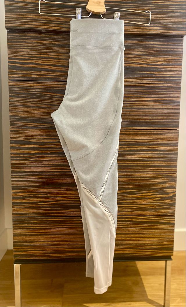 Leggings grises Oysho con detalles blancos