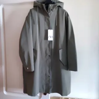  Chaqueta Parka impermeable verde Zara