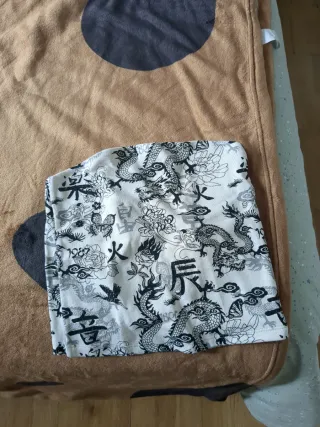 Top sin hombros estampado dragones
