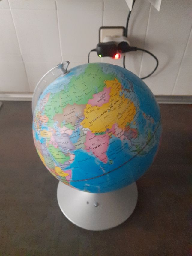 Globo terráqueo con constelaciones y luz