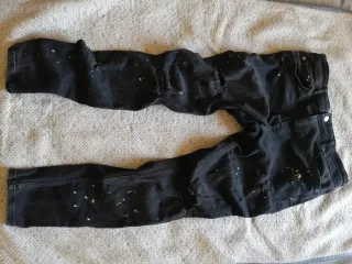Pantalón vaquero negro con salpicaduras