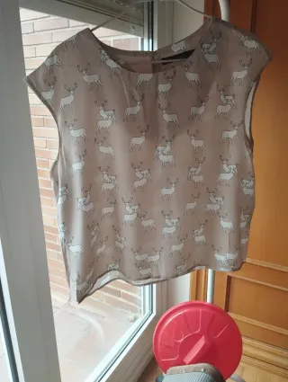 Blusa sin mangas con estampado de ciervos
