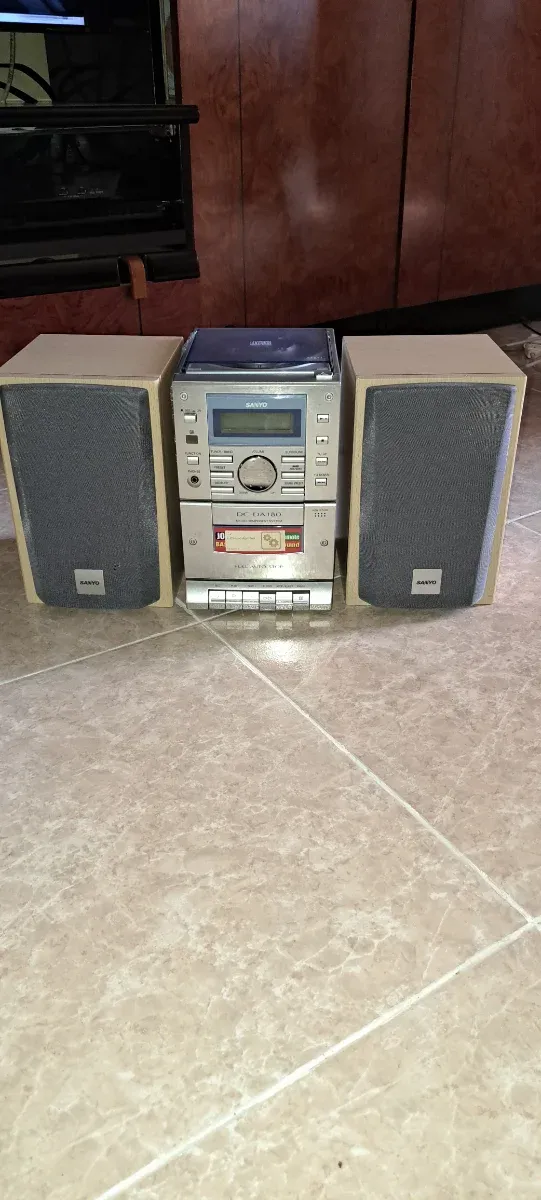 Reproductor Sanyo CD/Caset/Radio Plata