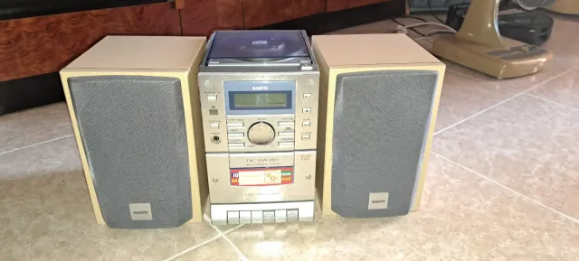 Reproductor Sanyo CD/Caset/Radio Plata
