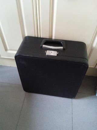 Maquina de escribir OLYMPIA y maletín De 1970