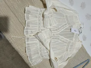 Blusa blanca con volantes y encaje