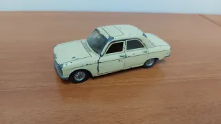Pilen Peugeot 304 Beige