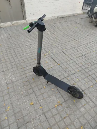 Patinete eléctrico gris y verde