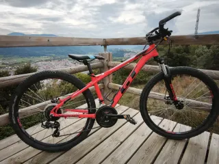 Bici MTB GT Roja buen estado. 