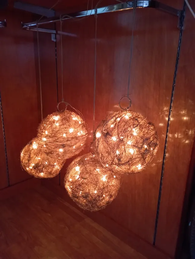 4 Bolas Navidad ramas secas doradas y luces 30cm