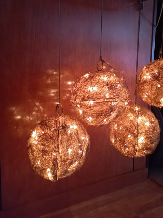 4 Bolas Navidad ramas secas doradas y luces 30cm