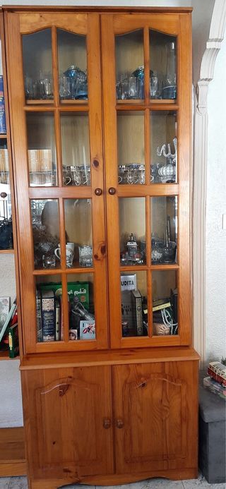 Vitrina de madera maciza de pino con cristal