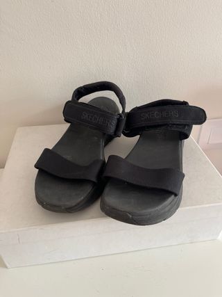 Sandalias Skechers Negras