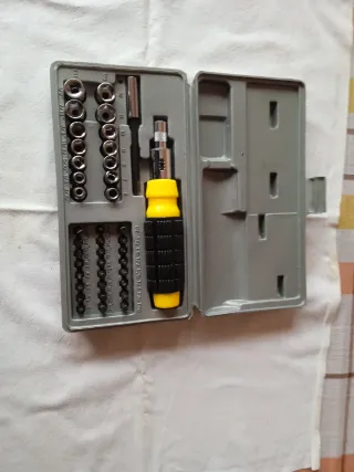 Juego de puntas y destornillador