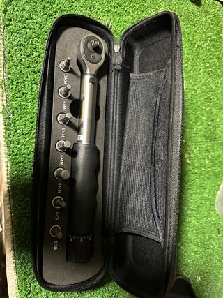 Llave dinamométrica con puntas.