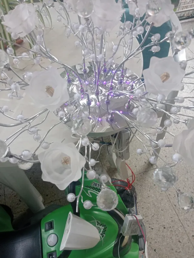 Lámpara de techo floral cristales. cambió de luces