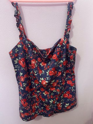 Top floral azul y rojo con volantes