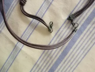 Collar y pulsera de cuero