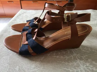 Sandalias marca Martinelli de tacón marrón y azul