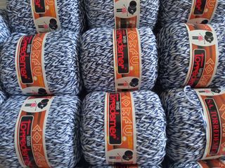 17 ovillos lana hilo blanco y azul marino