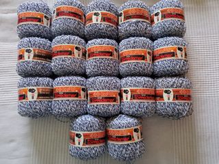 17 ovillos lana hilo blanco y azul marino