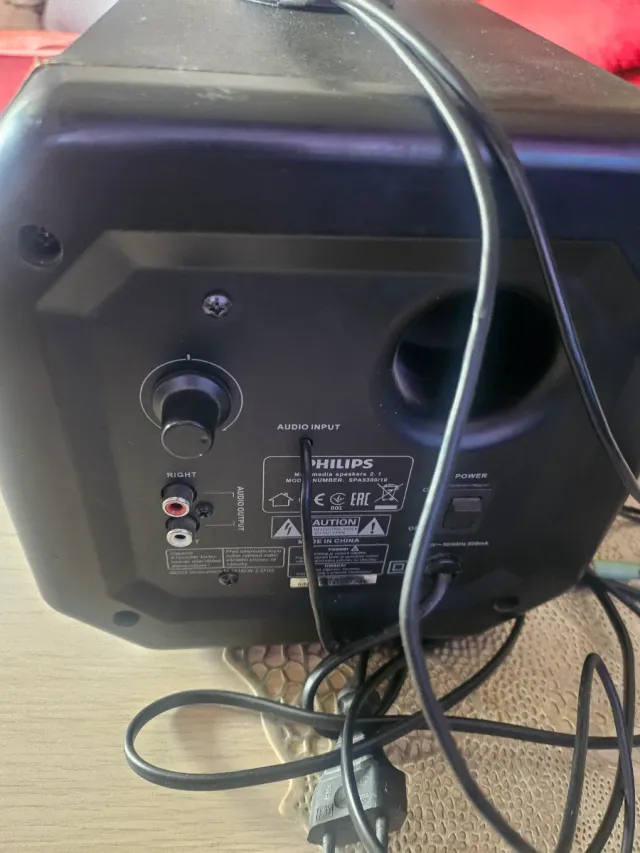 Altavoz Philips Negro y Rojo