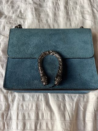 Bolso pequeño azul con detalle serpiente