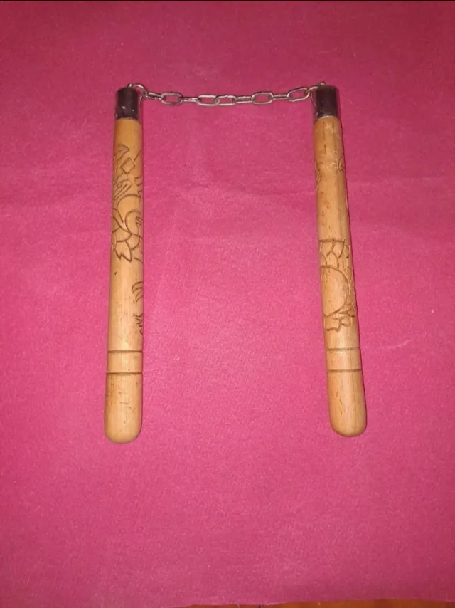 Nunchaku em madeira esculpida em dragão