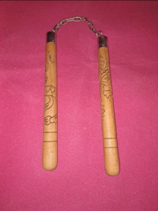 Nunchaku de madera tallada dragón