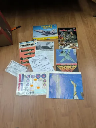 Revistas, calcas y póster de aviones