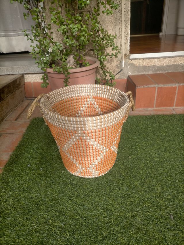 Cesta de mimbre beige y naranja