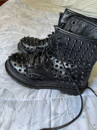 Anfibi neri borchiati