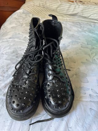 Anfibi neri borchiati