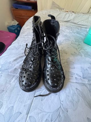 Anfibi neri borchiati