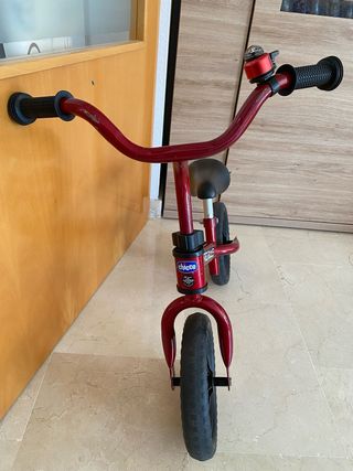 Bicicleta de equilibrio Chicco roja