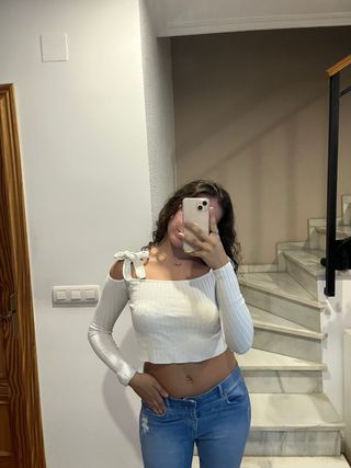 Top blanco con lazos en hombros
