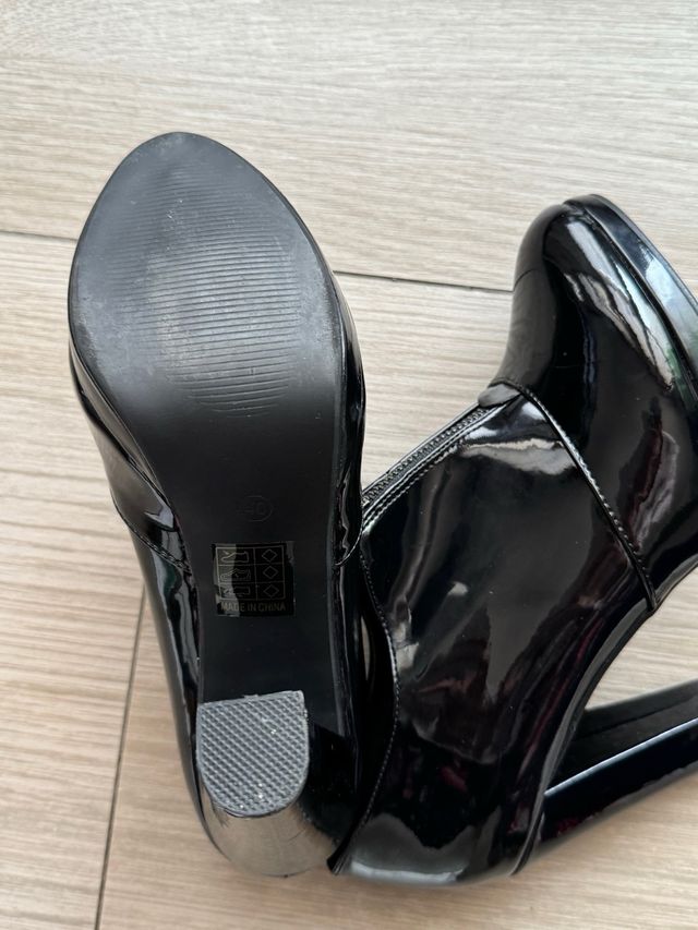 Tacchi neri lucidi con zip