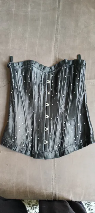 Corpiño negro con detalles plateados