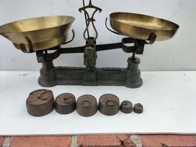Bilancia antica in ottone con pesi
