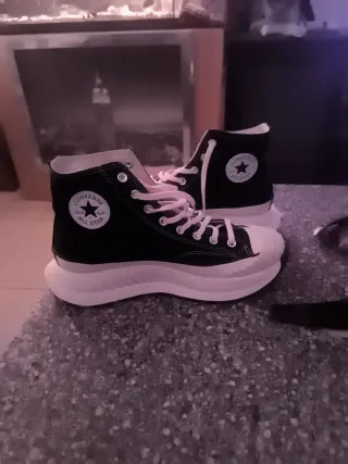 Zapatillas Converse Negras y Blancas