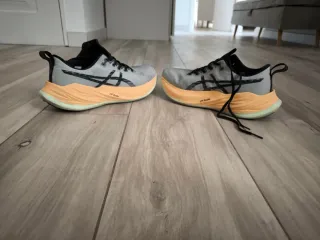ASICS Superblast 2 Zapatillas Running Gris/Naranja