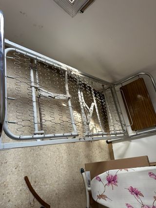 Cama ortopédica metálica con cabecero de madera
