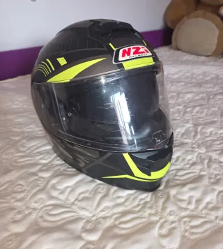 Casco de moto NZI negro y amarillo
