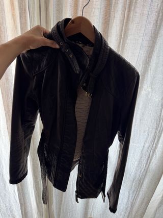 Chaqueta Stradivarius marrón con cinturón