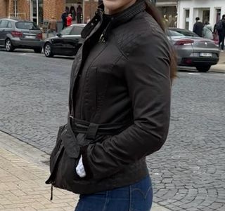 Chaqueta Stradivarius marrón con cinturón