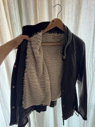 Chaqueta Stradivarius marrón con cinturón